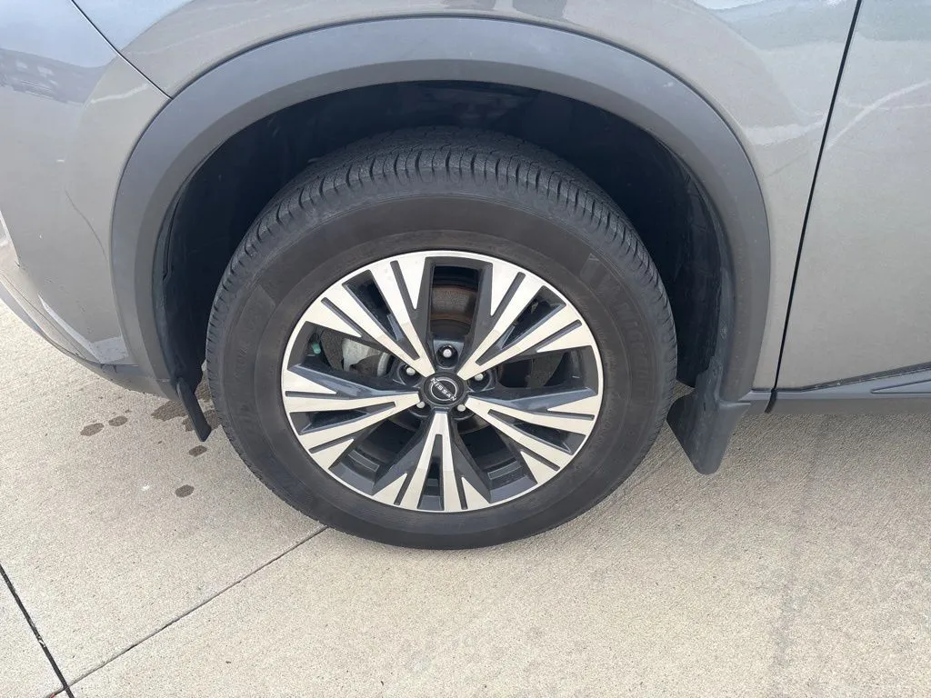 2022 Nissan Rogue SV photo 2