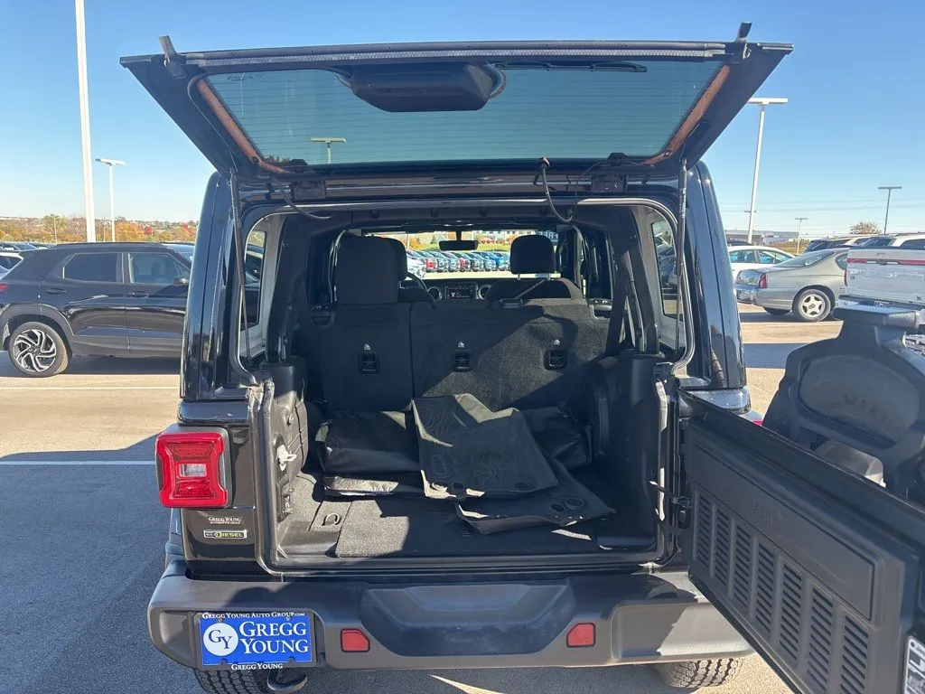 2022 Jeep Wrangler Unlimited Sahara photo 4