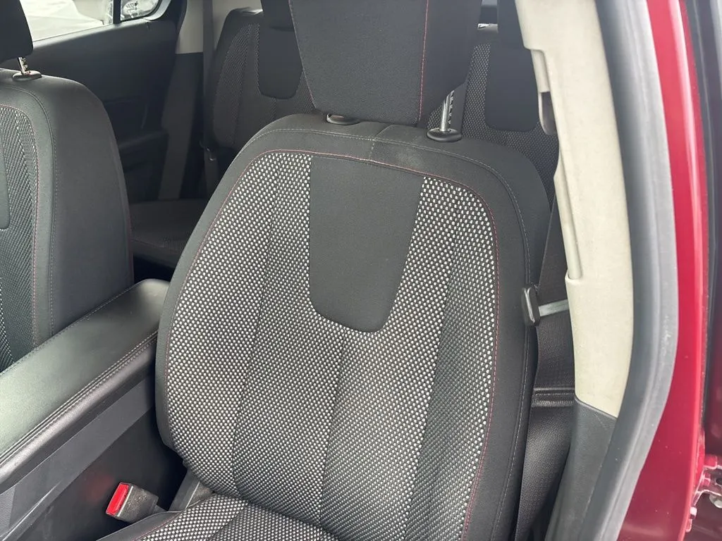 2017 Chevrolet Equinox LT photo 2