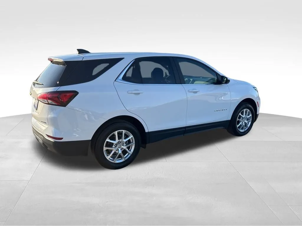 2024 Chevrolet Equinox LT photo 3
