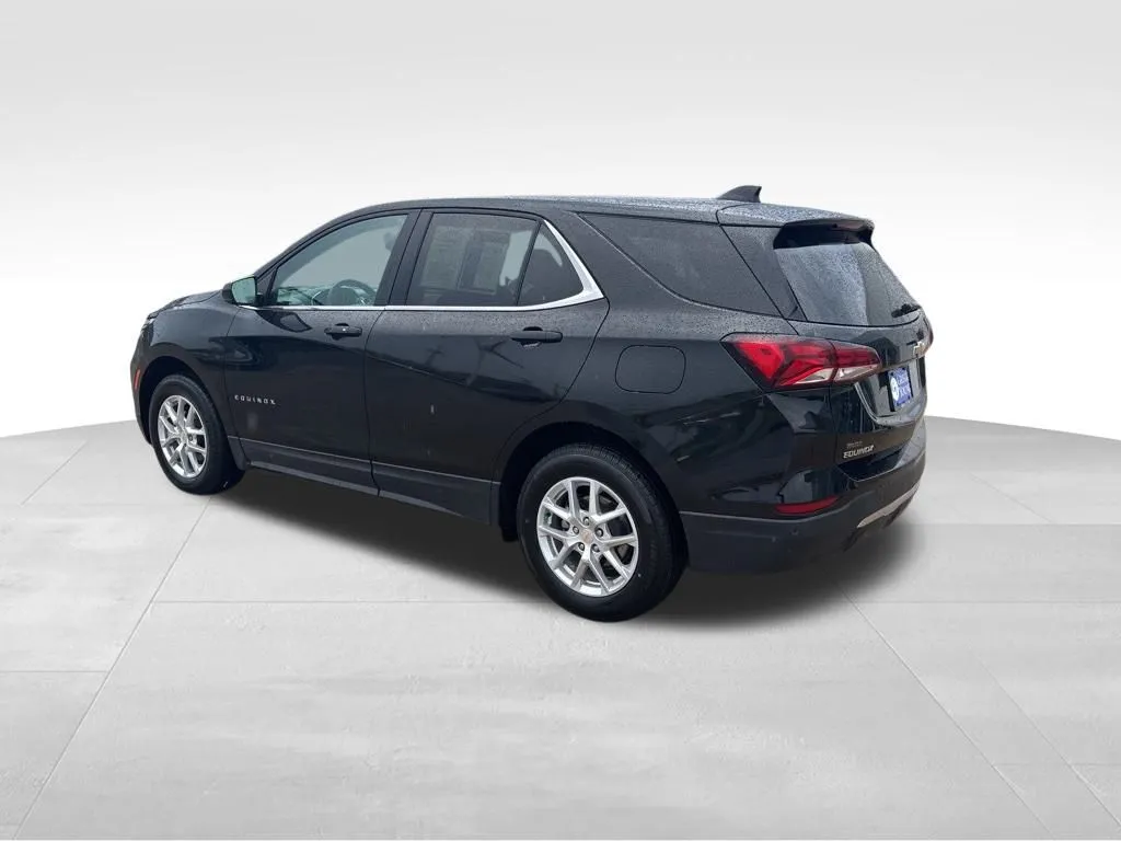 2024 Chevrolet Equinox LT photo 2