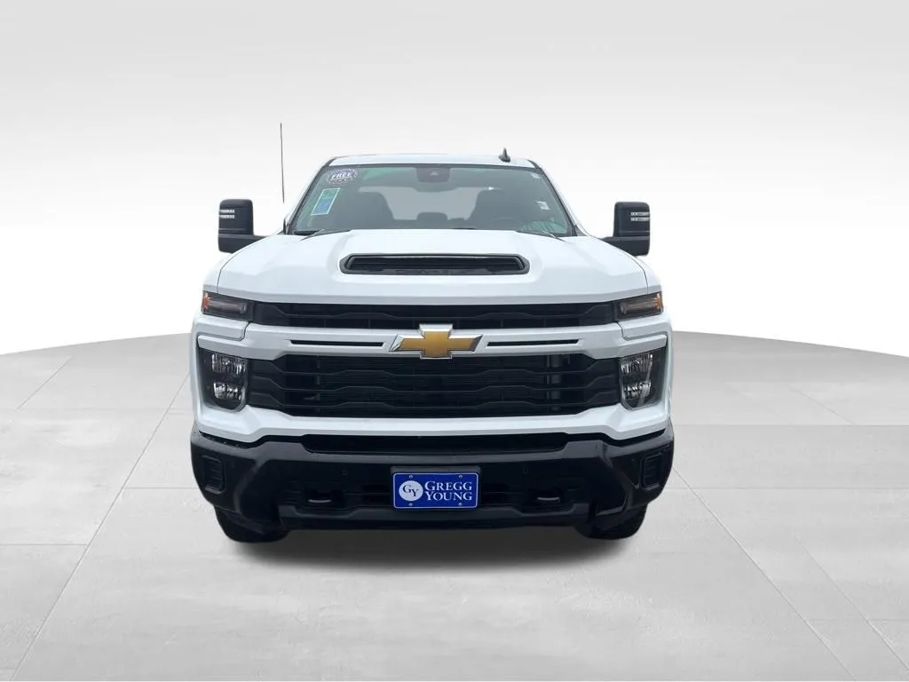 2025 Chevrolet Silverado 2500HD Custom photo 4