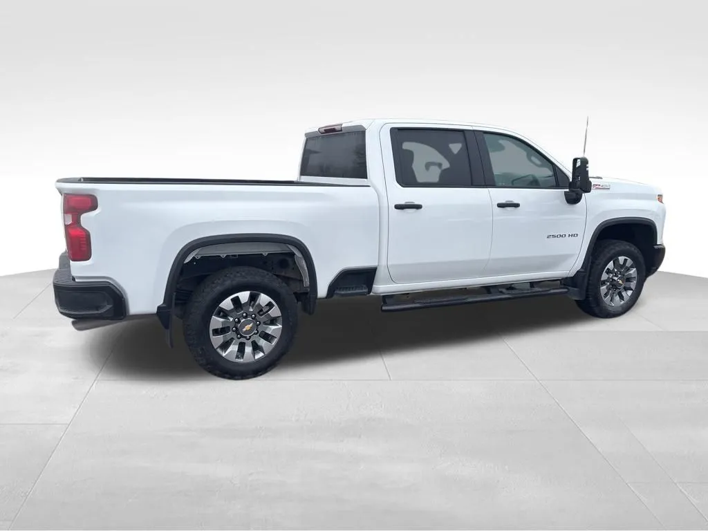 2025 Chevrolet Silverado 2500HD Custom photo 3