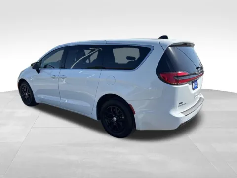 More photos of 2025 Chrysler Pacifica Select at Gregg Young Chevrolet of Norwalk, IA