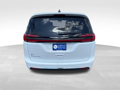 More photos of 2025 Chrysler Pacifica Select at Gregg Young Chevrolet of Norwalk, IA