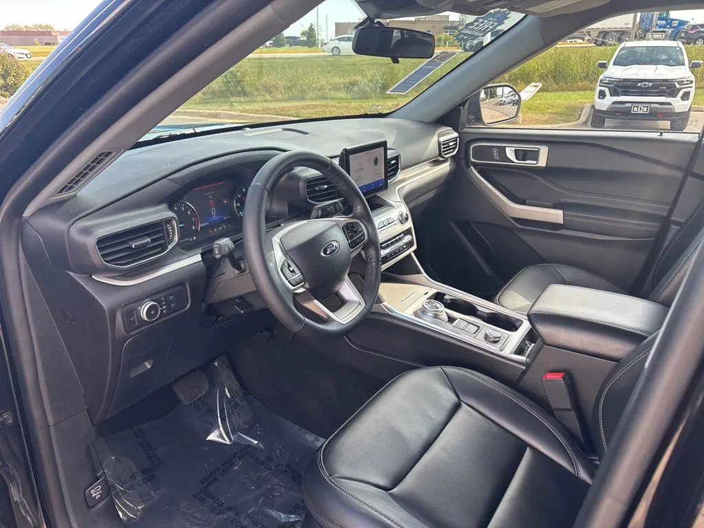 2022 Ford Explorer XLT Sport photo 4