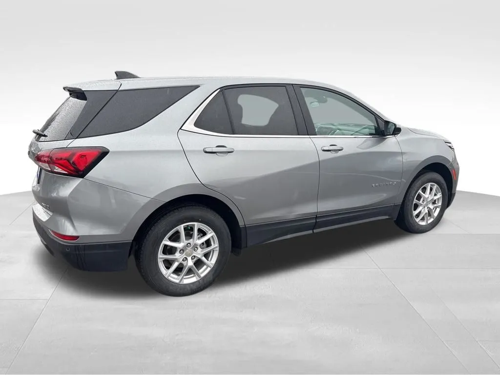 2024 Chevrolet Equinox LT photo 3