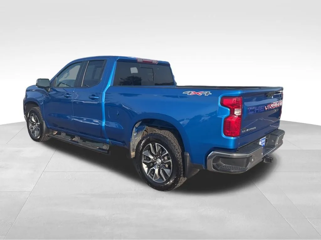 2023 Chevrolet Silverado 1500 LT photo 2