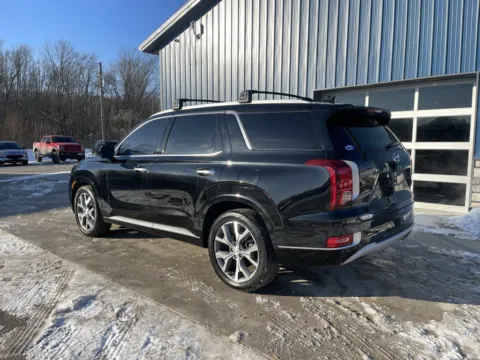 More photos of 2022 Hyundai Palisade Limited at Cambridge Truck, OH