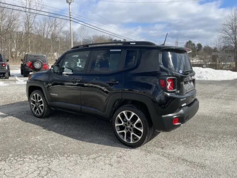 More photos of 2022 Jeep Renegade Limited at Cambridge Truck, OH