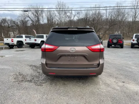 More photos of 2019 Toyota Sienna XLE Premium at Cambridge Truck, OH