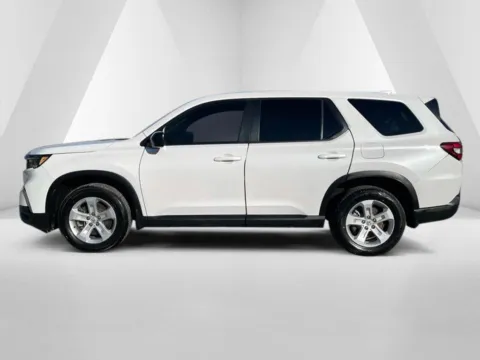 More photos of 2023 Honda Pilot LX at Cambridge Truck, OH