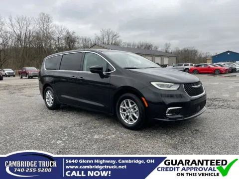 Black 2023 Chrysler Pacifica Touring L for sale in Cambridge, OH