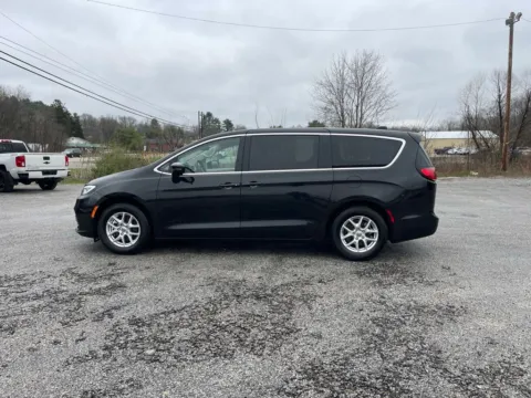 More photos of 2023 Chrysler Pacifica Touring L at Cambridge Truck, OH