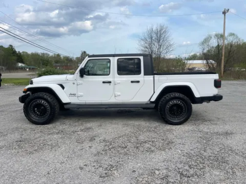 More photos of 2020 Jeep Gladiator Overland at Cambridge Truck, OH