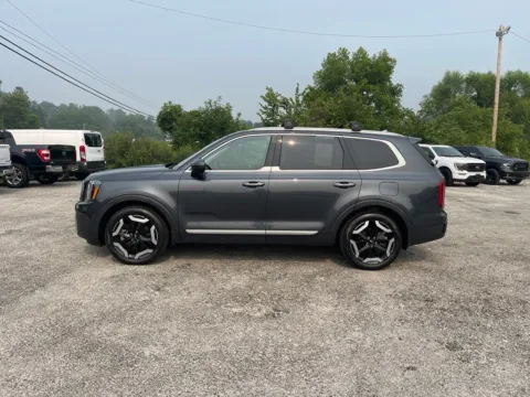 More photos of 2023 Kia Telluride S at Cambridge Truck, OH
