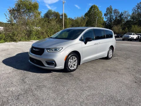 More photos of 2024 Chrysler Pacifica Touring L at Cambridge Truck, OH