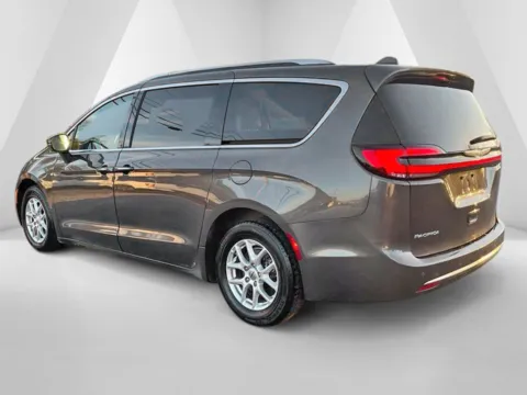 More photos of 2021 Chrysler Pacifica Touring L at Cambridge Truck, OH