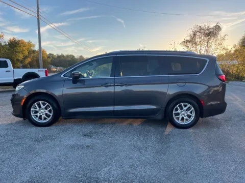 More photos of 2021 Chrysler Pacifica Touring L at Cambridge Truck, OH
