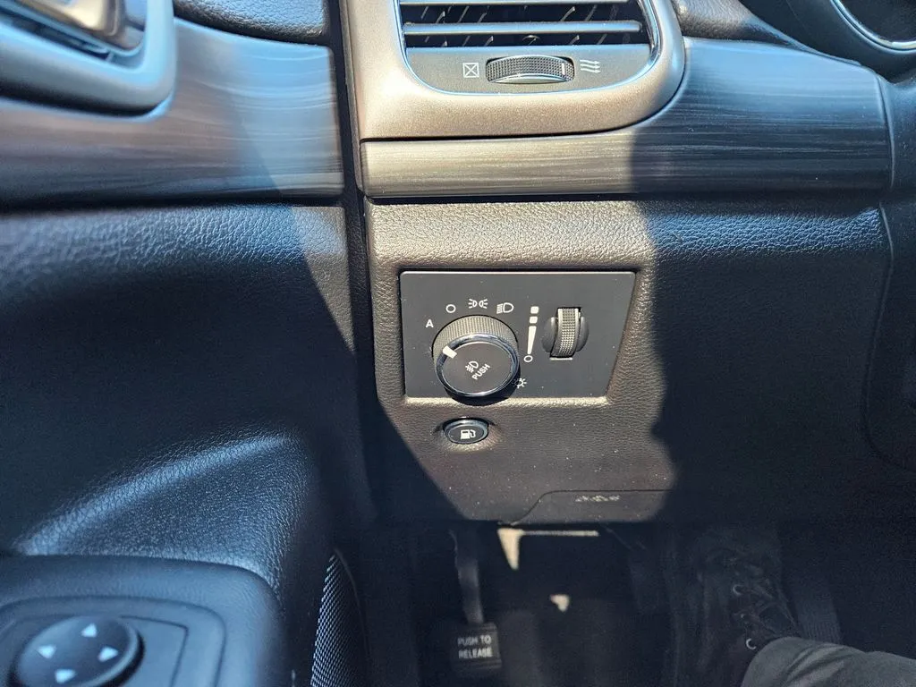 2022 Jeep Cherokee Laredo X photo 2