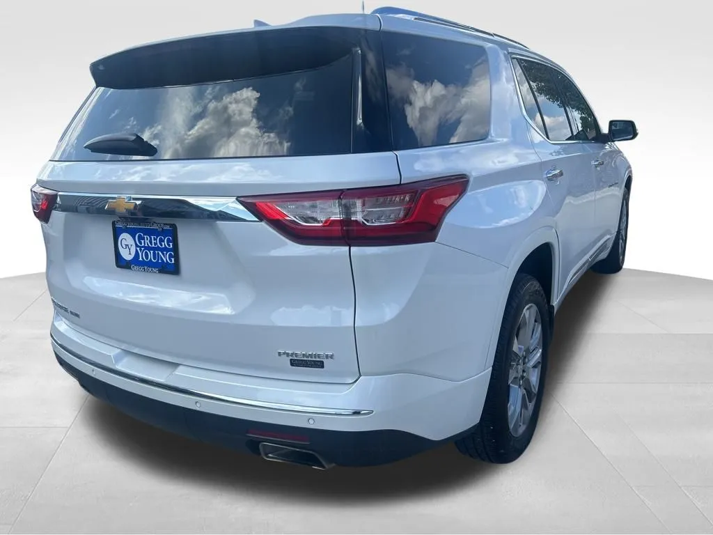 2021 Chevrolet Traverse Premier photo 2