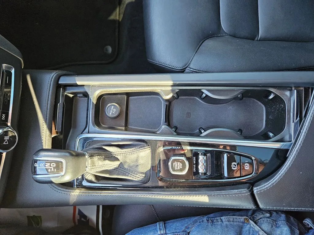 2019 Volvo S90 T5 Momentum photo 4