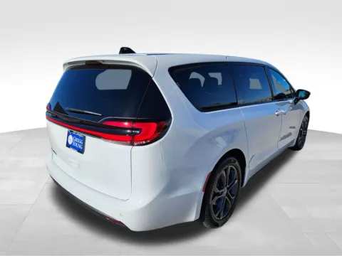 More photos of 2026 Chrysler Pacifica Select at Gregg Young of Plattsmouth, NE
