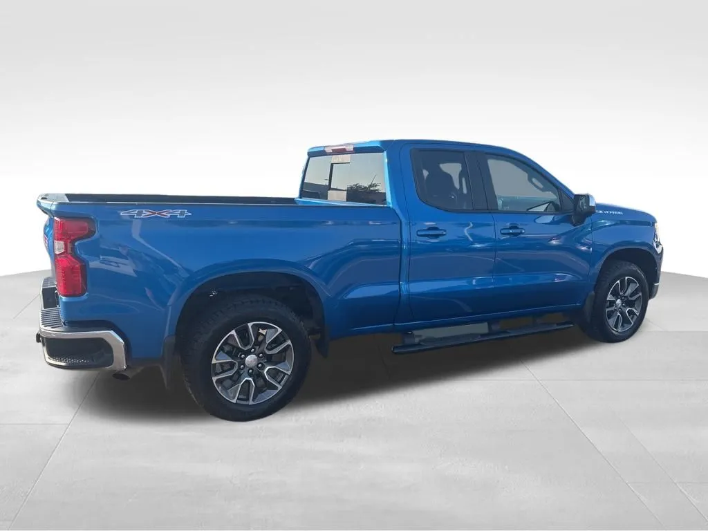 2023 Chevrolet Silverado 1500 LT photo 3