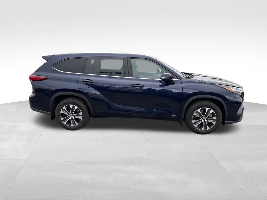 2022 Toyota Highlander Hybrid XLE photo 3