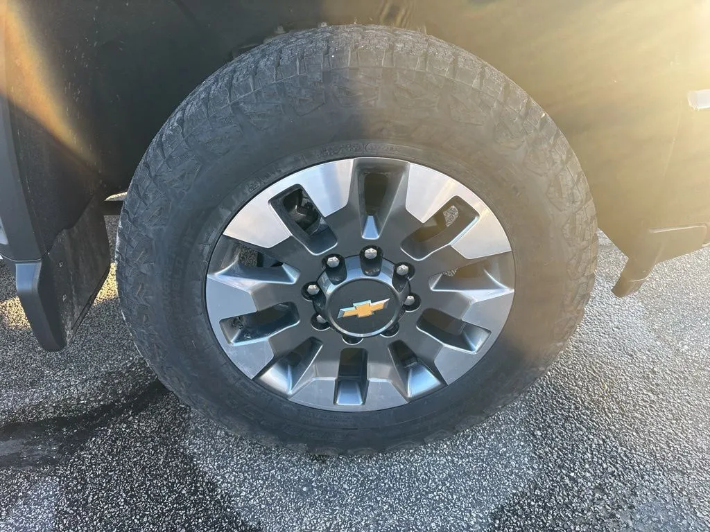 2022 Chevrolet Silverado 2500HD Custom photo 3