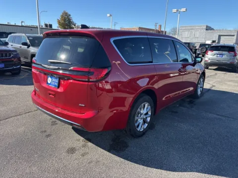 More photos of 2026 Chrysler Pacifica Select at Gregg Young of Atlantic, IA