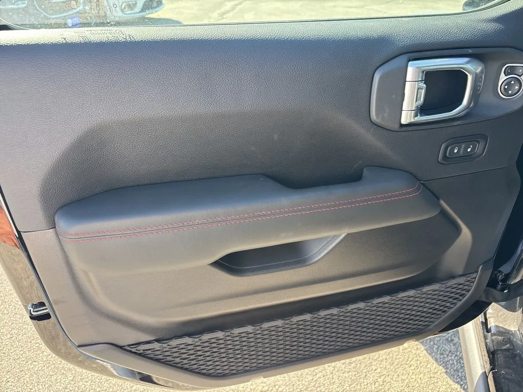 2025 Jeep Wrangler Rubicon photo 4