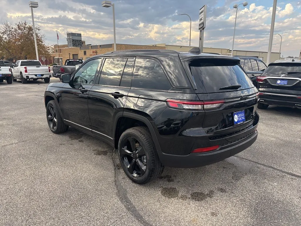 2025 Jeep Grand Cherokee Limited photo 2
