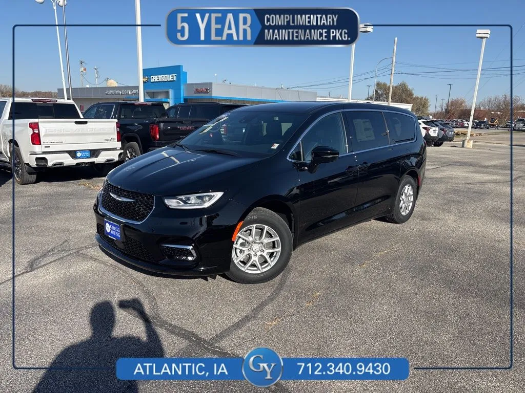2026 Chrysler Pacifica Select's photo