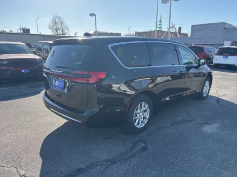 More photos of 2026 Chrysler Pacifica Select at Gregg Young of Atlantic, IA