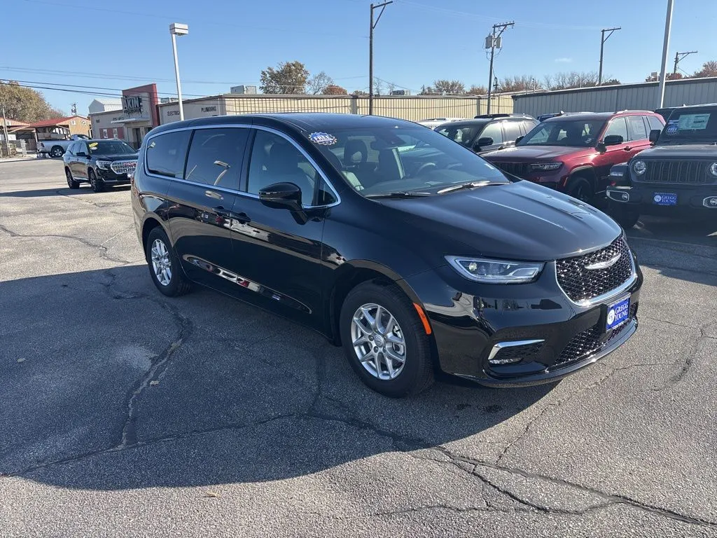 2026 Chrysler Pacifica photo 2