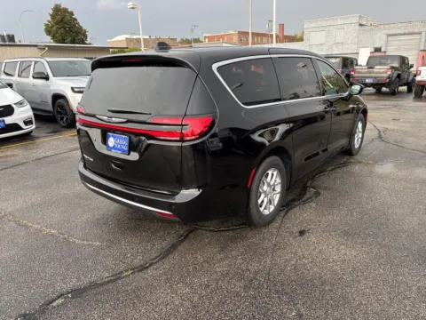 More photos of 2026 Chrysler Pacifica Select at Gregg Young of Atlantic, IA
