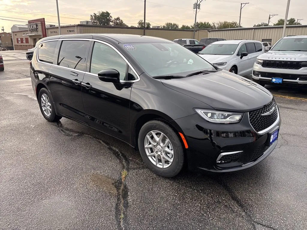 2026 Chrysler Pacifica photo 3