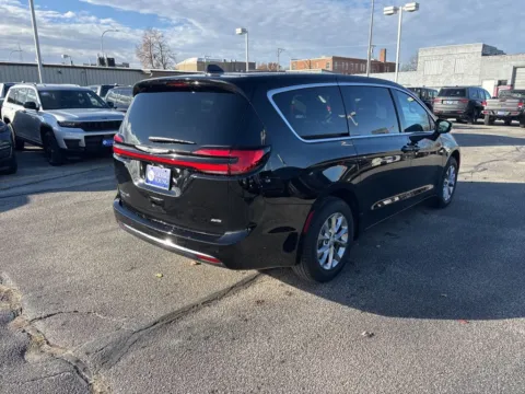 More photos of 2026 Chrysler Pacifica Select at Gregg Young of Atlantic, IA
