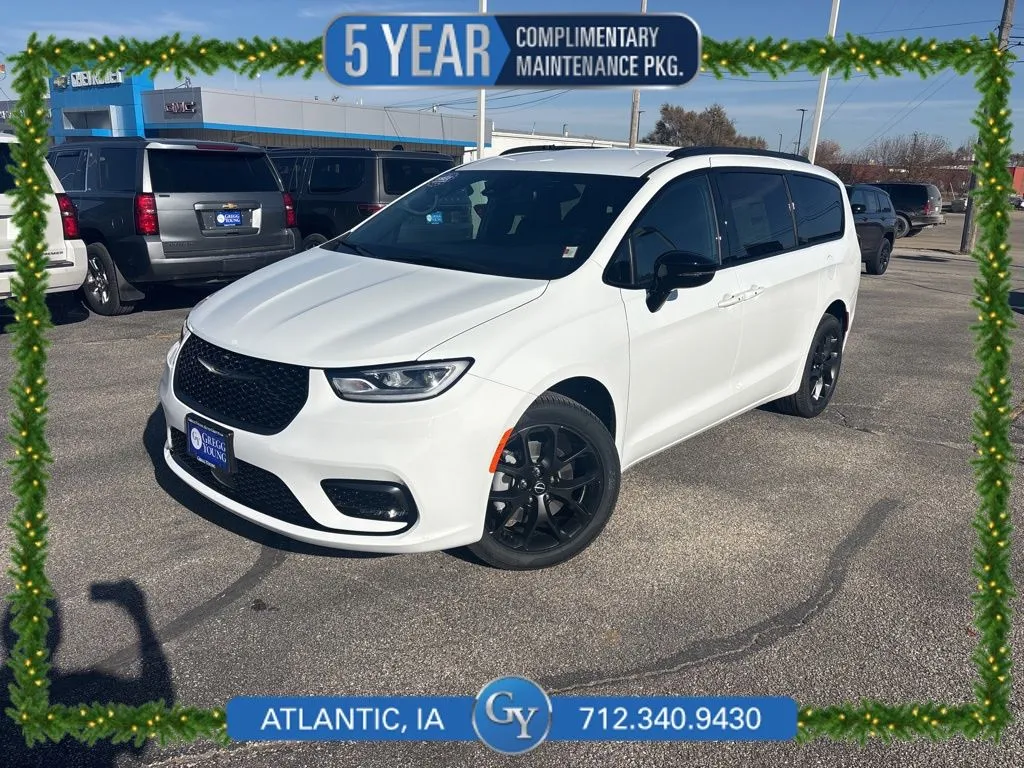 2026 Chrysler Pacifica Select's photo