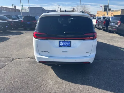 More photos of 2026 Chrysler Pacifica Select at Gregg Young of Atlantic, IA