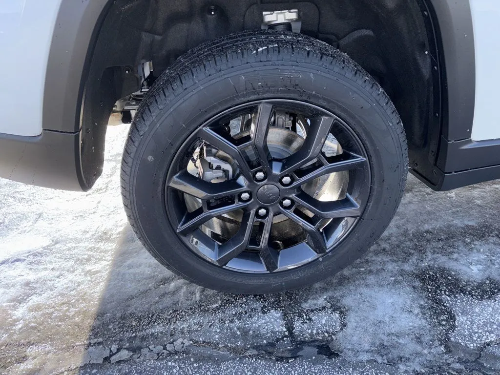 2025 Jeep Grand Cherokee Limited photo 3