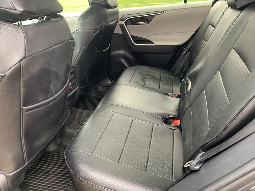2020 Toyota RAV4 XLE photo 3