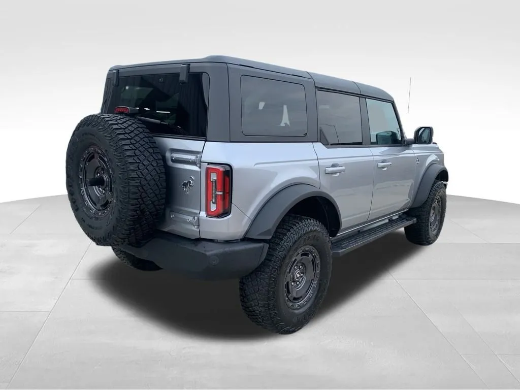 2024 Ford Bronco Outer Banks photo 3