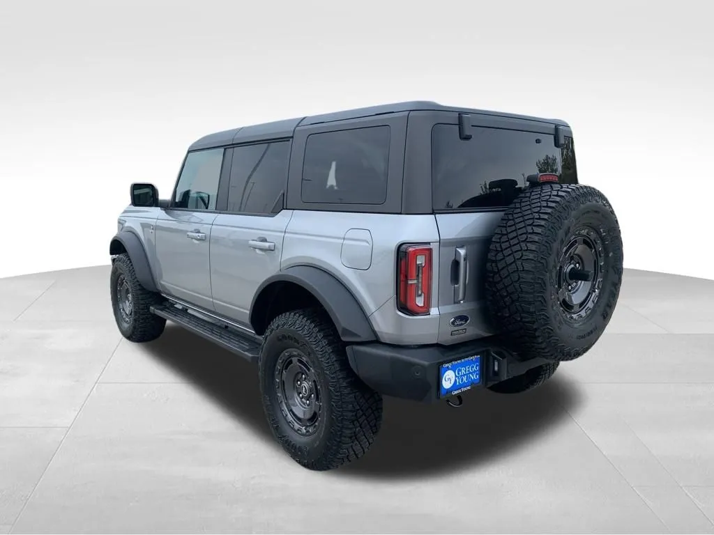 2024 Ford Bronco Outer Banks photo 2