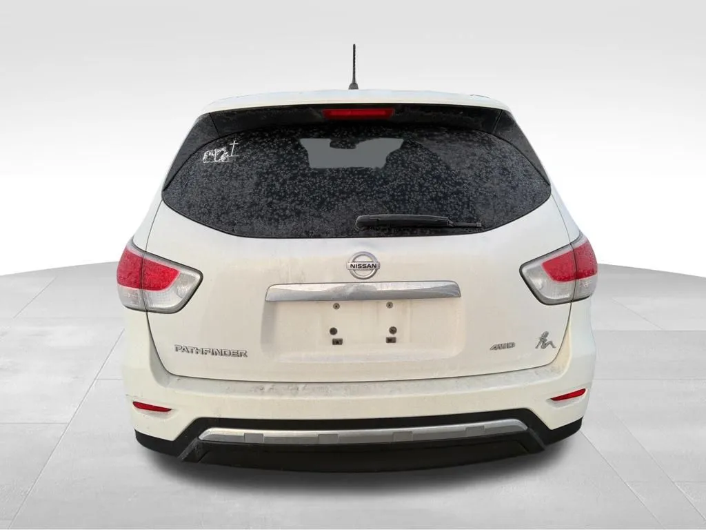 2013 Nissan Pathfinder S photo 2