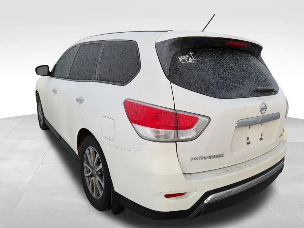 2013 Nissan Pathfinder S photo 3