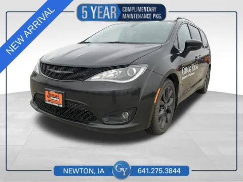 Black 2018 Chrysler Pacifica Touring L for sale in Newton, IA