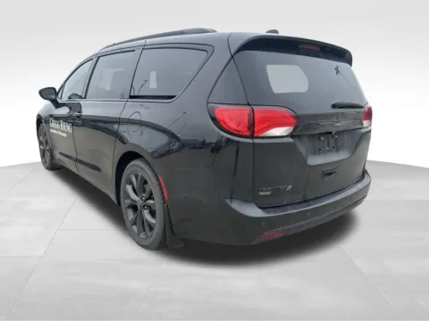 More photos of 2018 Chrysler Pacifica Touring L at Gregg Young Chevrolet Newton, IA