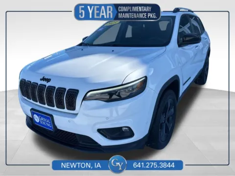 White 2023 Jeep Cherokee Altitude for sale in Newton, IA